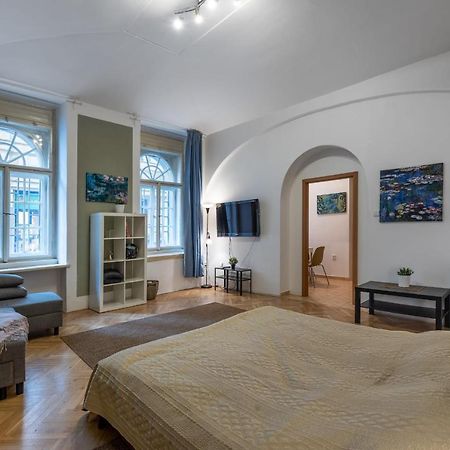 Spacious 3 Bedroom Apartment In The Heart Of Prague Exterior photo