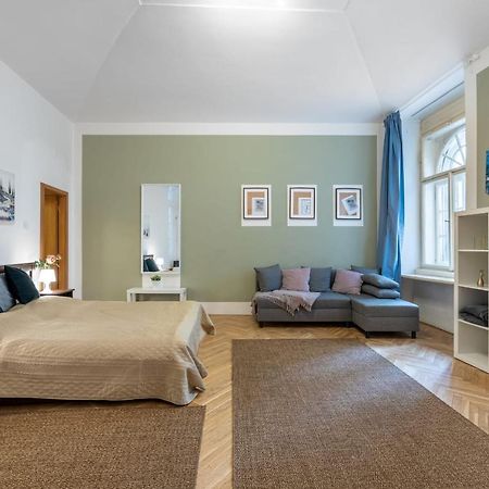 Spacious 3 Bedroom Apartment In The Heart Of Prague Exterior photo