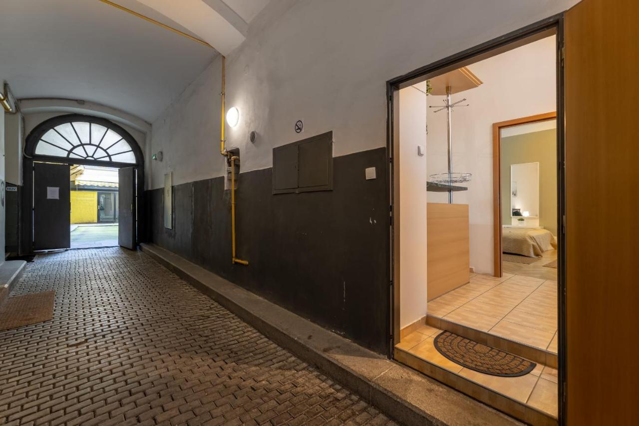 Spacious 3 Bedroom Apartment In The Heart Of Prague Exterior photo